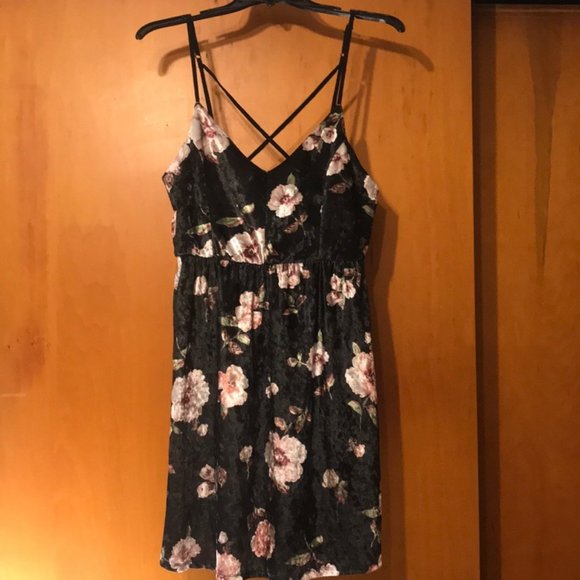 🌸IVY & MAIN VELVET FLORAL MINI🌸 - Picture 3 of 8